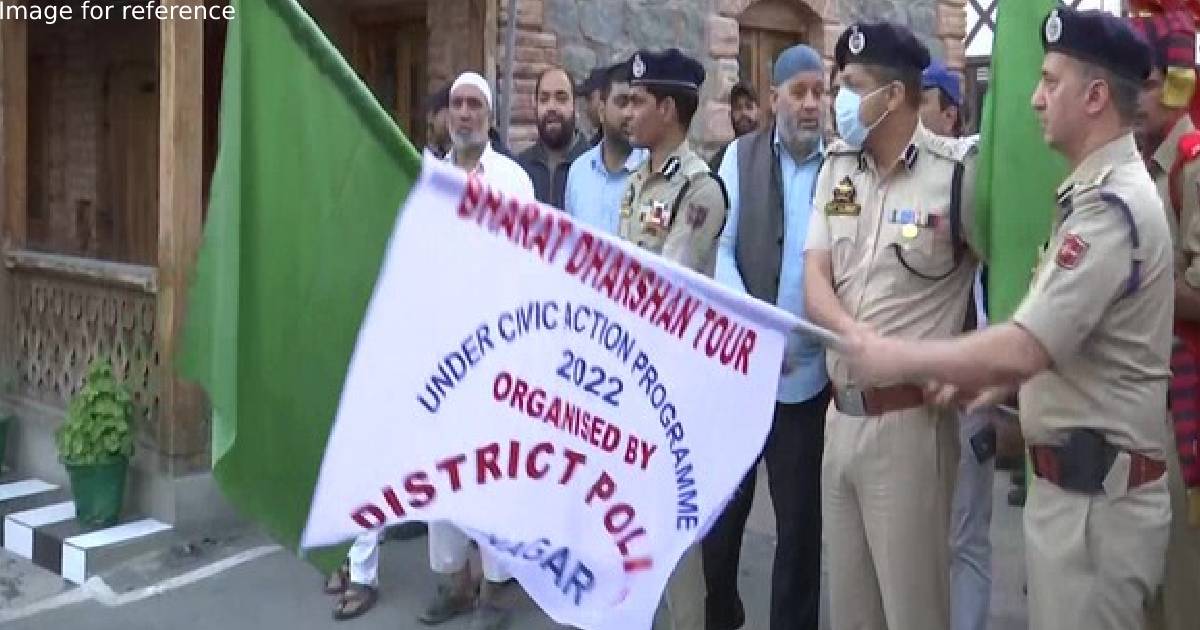 J-K Police flags off Bharat Darshan tour for students
